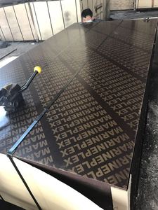 Contreplaqué <span class=keywords><strong>film</strong></span>é phénolique imperméable E1 en peuplier de 18 mm pour système de coffrage de béton, usage hôtelier moderne - Product Image 6
