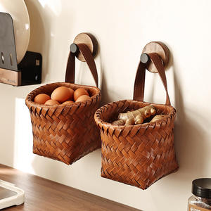 Panier de rangement mural en plastique à ventouse, style médiéval, carré, tissé, sans perçage, pour oignons, gingembre, ail - Product Image 1