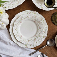 Vaisselle en céramique florale gaufrée de luxe léger de style vintage français, assiettes à dessert exquises pour le thé de l'après-midi