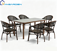 Ensemble table et chaises de salle à manger Teslin pour événements extérieurs modernes, confortable, décontracté, durable, avec panneau en verre de haute qualité, idéal pour villa, hôtel, cour.