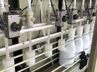 Machine de remplissage automatique pour produits de nettoyage, produits de blanchiment, liquides corrosifs, produits chimiques acides et pesticides