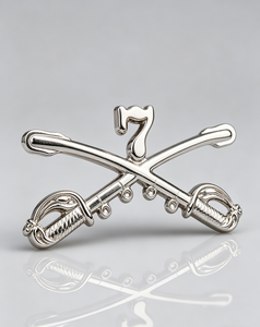 ตราสัญลักษณ์โลหะรูปดาบไขว้กองทหารม้าที่ 7 แบบกำหนดเอง ชุบนิกเกิลสีทอง ตราเข็มกลัดติดปกเสื้อทหารม้าสหรัฐฯ - Product Image 4