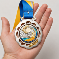 Médaille de récompense personnalisée en alliage de zinc moulé sous pression, durable, pour course à pied en trail, sports d'aventure en plein air, gravure sur le dos, plaqué argent, festonné