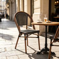 Tendances de la mode : cafés et restaurants en plein air de style parisien - sièges adaptés à plusieurs contextes, y compris les terrasses de jardin