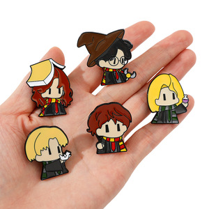 Sming Pins Magic Cartoon Movie Esmalte Pin Amarillo y Rojo Bufanda Wizard Metal Solapa Insignia <span class=keywords><strong>Academia</strong></span> Aleación Broche - Product Image 4