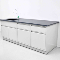 Table d'appoint centrale tout acier pour laboratoire scientifique avec armoire murale de rangement et équipement pour salles informatiques