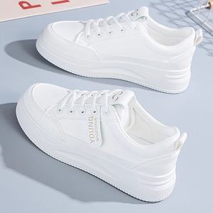 Chaussures blanches pour femmes 2025 Nouvelles chaussures de voyage à semelle souple en PU artificiel respirantes antidérapantes à lacets avant, baskets de sport - Product Image 1