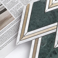 Carrelage Mosaïque 3D en Marbre Vert Jade avec Incrustation Dorée Chevron, Motif Luxueux Moderne pour Mur de Cuisine, 300mmx300mm