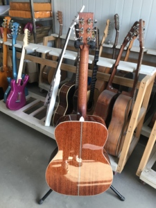 Yüksek Kalite <span class=keywords><strong>40</strong></span> İnç Tamamen Masif Ladin Maun Akustik Gitar El Yapımı Toptan Tamamen Masif OM Şekli - Product Image 6