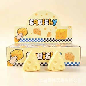 Jouet anti-stress en forme de fromage souple en TPR à rebond lent pour les 14 ans et plus, unisexe, forme géométrique, fabriqué en Chine, sans petites pièces - Product Image 2
