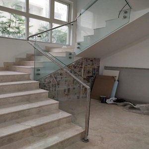 Raccord de garde-corps en verre Solution durable et moderne élégante pour balustrades et garde-corps en verre - Product Image 1