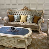 Canapé Divan de Salon Château Noble, Artisanal, en Chenille Damassée Dorée à Motifs Roulés, Capitonnée, Ornée, Palatiale, Vintage, Style Manoir