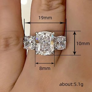 Anello di Fidanzamento Q637 per Donna in Oro Bianco con Diamante Taglio Radiant Colore D Naturale e Diamanti Laterali - Product Image 5