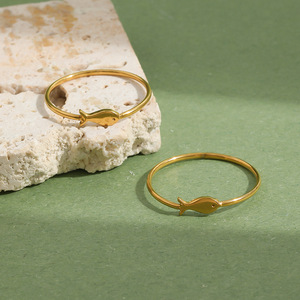 <span class=keywords><strong>Bague</strong></span> fine en forme de poisson, or 18 carats PVD, acier inoxydable, style minimaliste unique pour <span class=keywords><strong>femme</strong></span>, tendance chic au quotidien - Product Image 5