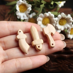 Pendentif hache en bois de pêche élégant et raffiné, 3 cm, ornement DIY, breloque tendance - Product Image 1