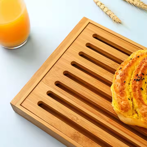 Planche à découper rectangulaire en bambou avec attrape-miettes en bois personnalisé avec plateau à miettes pour hacher et servir - Product Image 2