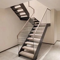 Escalier droit en acier et verre pour petits espaces, design d'escalier intérieur