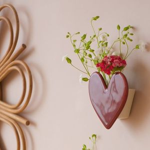 <span class=keywords><strong>Vaso</strong></span> in Porcellana con Design <span class=keywords><strong>a</strong></span> <span class=keywords><strong>Cuore</strong></span> Irregolare e Fragola, Decorazione per la Casa, <span class=keywords><strong>Vaso</strong></span> da Appendere <span class=keywords><strong>a</strong></span> Parete - Product Image 1