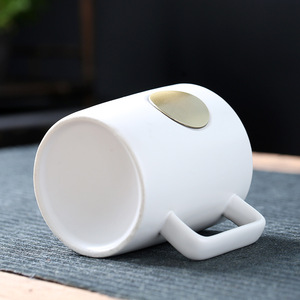 Mug en céramique avec points de cuivre, design minimaliste, pour café, eau, cadeau. - Product Image 4