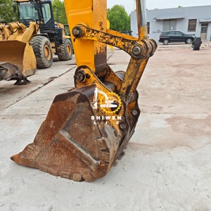 Excavatrice sur pneus Hyundai 210W-7 d'occasion, bon état, prix bas, couleur jaune, forte puissance de creusement, moteur et pompe inclus, garantie 1 an - Product Image 4