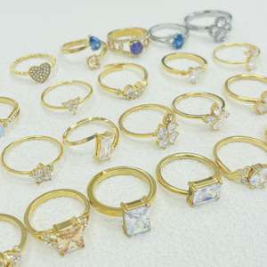 <span class=keywords><strong>Bague</strong></span> de mariage pour femme en acier inoxydable plaqué <span class=keywords><strong>or</strong></span> <span class=keywords><strong>18</strong></span> <span class=keywords><strong>carats</strong></span> de haute qualité, personnalisée en gros, avec diamants colorés, simple et tendance - Product Image 3