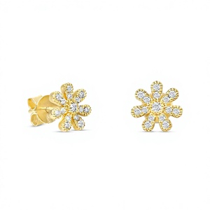 Boucles d'oreilles clous en or jaune avec diamants de laboratoire floraux - Product Image 1