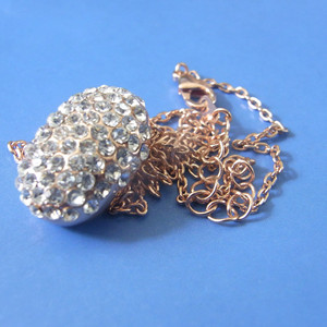 Collier en alliage incrusté de diamants, plaqué or rose, pendentif rond creux 3D à taille brillante, pour usage quotidien - Product Image 3