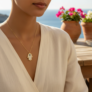 Collier à pendentif en métal doré design mauvais œil - Product Image 3