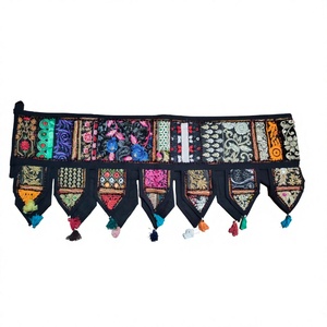 Toran brodé fait main en patchwork, avec pompons, pour décoration murale, porte ou fenêtre, idéal pour femme, cadeau pour elle. - Product Image 1