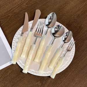 Ensemble de couverts de luxe en acier inoxydable 304 avec manche en bambou acrylique, couverts colorés pour dîner, cuillère, fourchette, couteau pour mariage, hôtel - Product Image 2