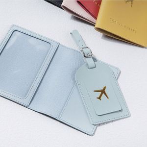 Set de Regalo de Lujo: Etiqueta de Equipaje de Cuero con Diseño Grabado Personalizado y Porta Pasaportes - Product Image 3
