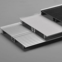 Profilé extrudé en PVC/UPVC personnalisé pour la décoration de la maison, plinthe en PVC