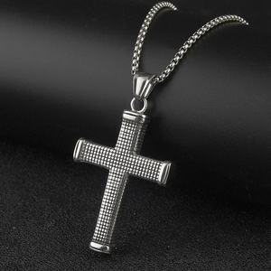 Collier pendentif croix en acier inoxydable IP poli miroir, bijoux religieux vintage en titane - Product Image 1