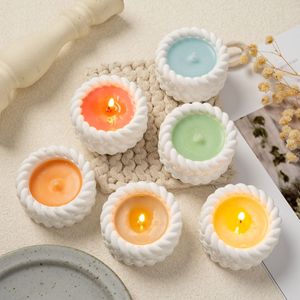 เทียนหอมถั่วเหลืองขนาดเล็ก 6 สีพาสเทล พร้อมเชือกถักลายเกลียว ตกแต่งขอบด้วยเปลือกหอยถักสีขาว - Product Image 1
