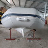 Volants de lancement pour bateaux pneumatiques et semi-rigides à coque en aluminium