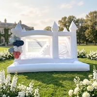 Château gonflable blanc moderne avec guirlande de ballons pour fête d'enfants et décoration de mariage