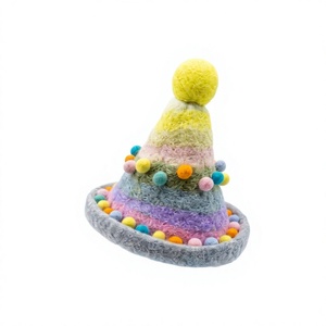 Sombrero Arcoíris Pastel Tejido a Mano con Fieltro de Lana, Pompón y Cuentas, Decoración Navideña Tradicional Ecológica para Interiores - Product Image 3