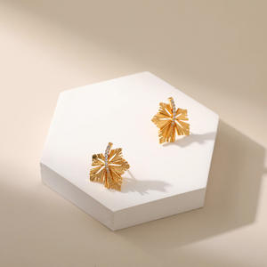 Mini boucles d'oreilles géométriques en or 18 carats, boucles d'oreilles créatives en zircon, style à la mode, clous en forme de feuille, bijoux en acier inoxydable plaqué or pour femmes, nouveauté - Product Image 3