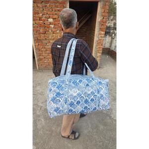 Bolsa de Viaje Acolchada de Algodón, Hecha a Mano, Elegante, Ligera, Duradera, con Estampado Tradicional, Ideal para Viajes de Fin de Semana - Product Image 4