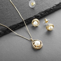 Produit Tendance 2027 : Parure de bijoux en perles d'eau douce et boucles d'oreilles plaquées rhodium, ensemble de bijoux de mariée personnalisé en perles et zircon cubique pour femme