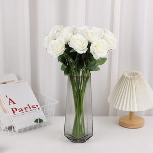 Roses rouges en soie artificielle fleurs Roses réalistes <span class=keywords><strong>fleur</strong></span> unique fausse <span class=keywords><strong>fleur</strong></span> longue tige Bouquets pour Noël maison fête de mariage - Product Image 5