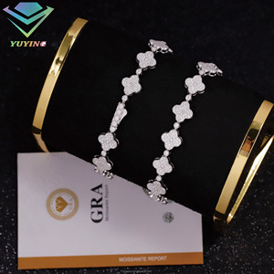 กำไลข้อมือลดราคา ดีไซน์ใหม่ กำไลโคลเวอร์ เพชรโมอิสซาไนต์ VVS ชุบทอง เงินแท้ 925 ผ่านการทดสอบเพชร ใช้ได้ทั้งชายและหญิง - Product Image 1