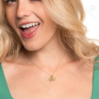 Gemnel – Nouveauté : Collier personnalisé en laiton plaqué or 18 carats avec chaîne câble, perles d'eau douce et breloques coquillages et pierres – Fournisseur