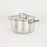Set Peralatan Masak AXA Memiliki Desain yang Stylish dan Dapat Ditumpuk dalam Bahan Stainless Steel dengan Tiga Panci dalam Berbagai Ukuran dan Tutup yang Serasi dari Kaca