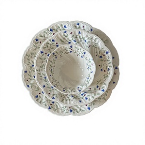 Service de table en porcelaine French <span class=keywords><strong>Muse</strong></span> Plant Blue Branches - Vaisselle rétro compatible micro-ondes comprenant assiette, tasse à café et assiette à dessert - Product Image 1
