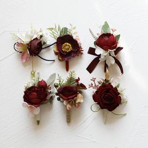 Corsage en polyester rouge bordeaux de haute qualité et tendance pour la mariée, la demoiselle d'honneur, le marié, la mère de la mariée, boutonnière pour réunion d'affaires, mariage - Product Image 4