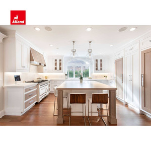 Armoire <span class=keywords><strong>de</strong></span> <span class=keywords><strong>cuisine</strong></span> encastrée en marbre et îlot <span class=keywords><strong>de</strong></span> noyer avec queues d'aronde d'épices et <span class=keywords><strong>hotte</strong></span> à bandes <span class=keywords><strong>de</strong></span> métal poli - Product Image 1