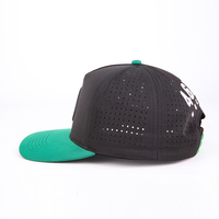 Op maat gemaakte logo-geprägte unisex verstelbare performance baseballcap met PVC rubberen patch, 5-delige sportpet, hoge kwaliteit, enkelrijig.