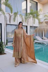 Ensemble Sharara de qualité supérieure pour femmes, avec broderies riches, tissu doux et coupe confortable, idéal pour les tenues de soirée, destiné à l'exportation - Product Image 3