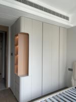 Armoire grise minimaliste avec étagère ouverte, tiroirs et porte coulissante, meubles de chambre à coucher, fabrication sur mesure OEM